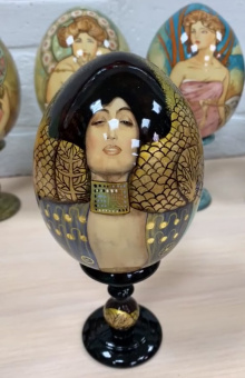Яйцо интерьерное на подставке Климт Юдифь 22см